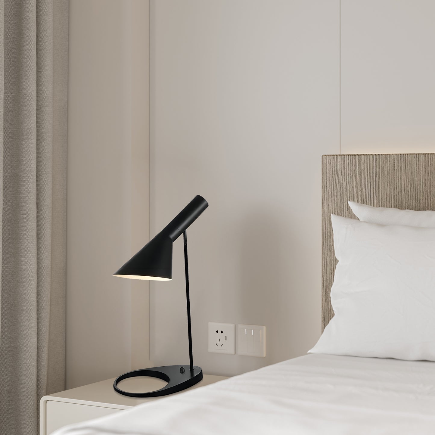 Pointing Table Lamp